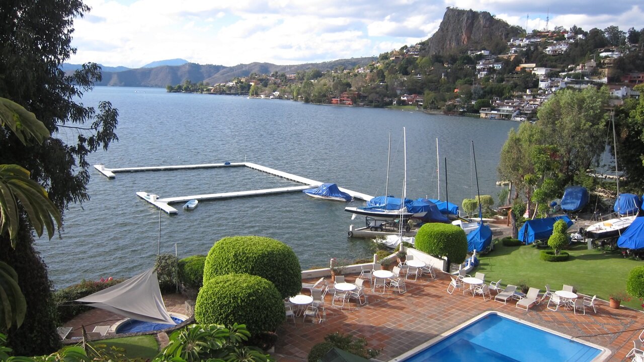 Club Náutico PortoBravo frente al lago de Valle de Bravo